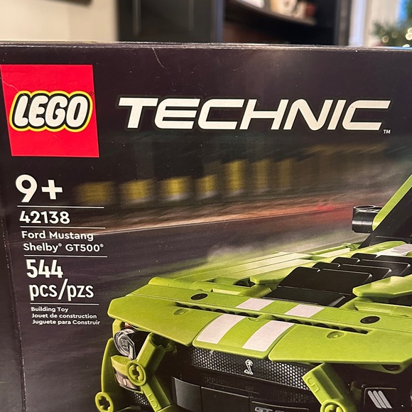 LEGO Technic Ford Mustang Shelby GT500 Set # 42138 - Picture 2 of 14